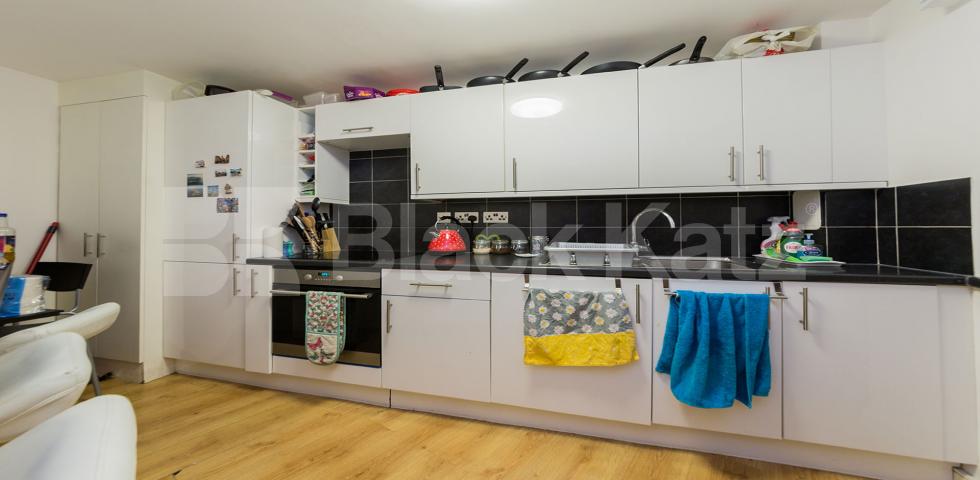 			PERFECT FOR 3 OR 4 SHARERS!, 3 Bedroom, 1 bath, 1 reception Apartment			 Criterion Mews, ARCHWAY N19